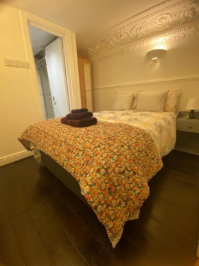 Flat In The Center of LoNDoN